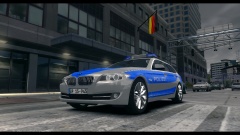 Polizei-Auto und Deutsche Fahne