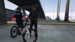 Two LSPD Officers watch bystanders