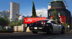 LSPD passing Lifeinvader.
