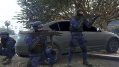 Italian authorities and EUROPOL face off against an armed suspect [3/4]