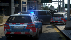 2 E-Classes taking part in a chase with a Volkswagen T5